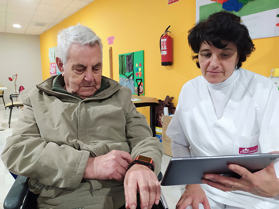 dispositivos tecnológicos en personas de la tercera edad
